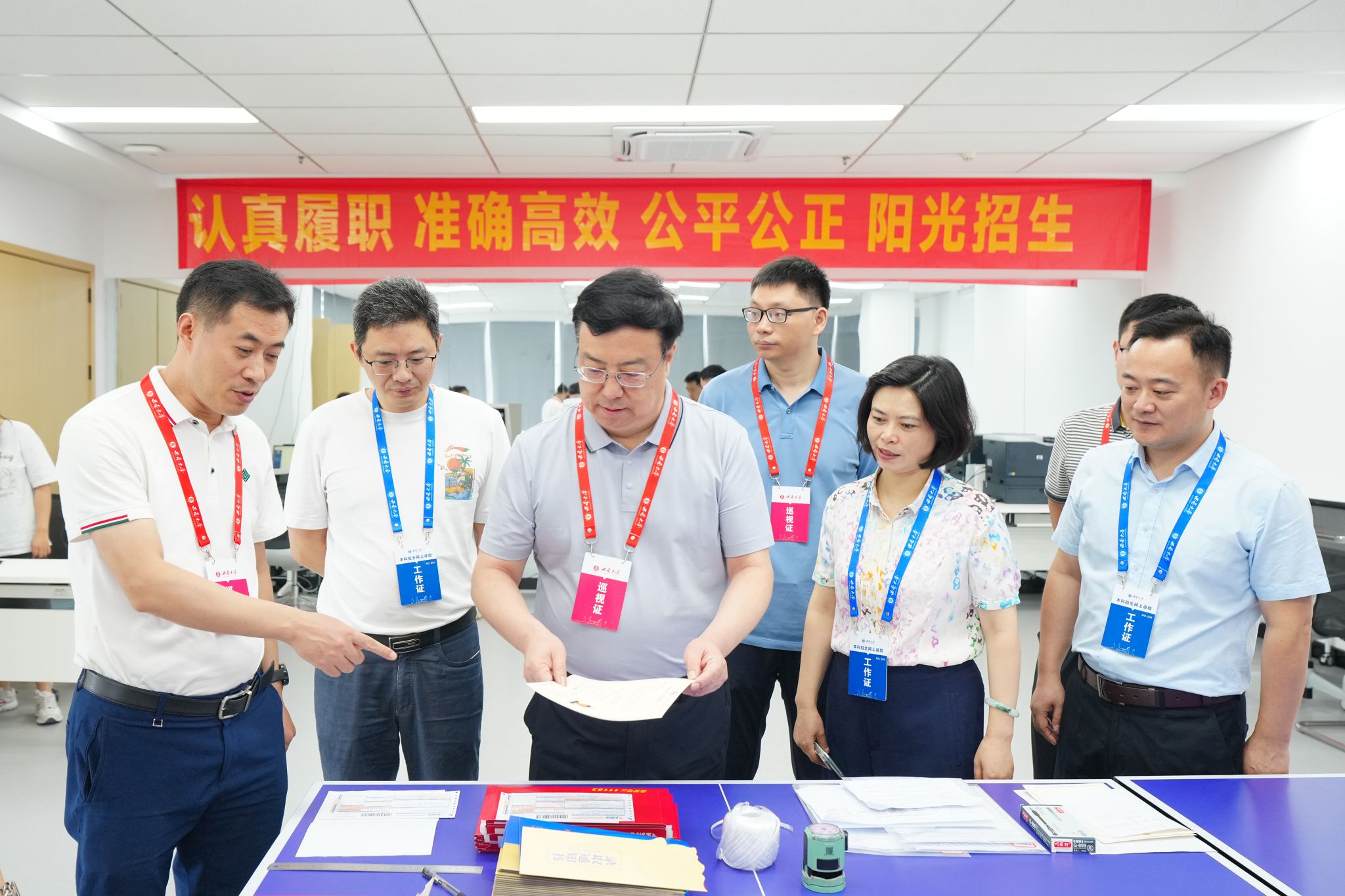 文件名称:02王进军、白显良检查录取通知书装寄工作.jpg原图大小:4.27MB